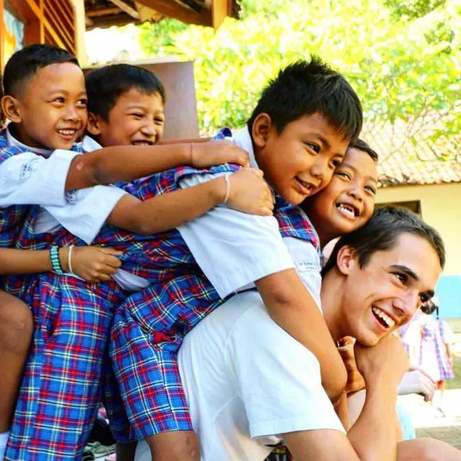 Entertaining children in Bali with IVHQ