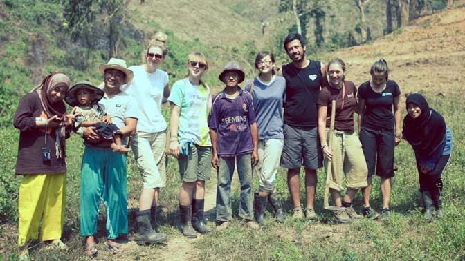 Volunteer in Thailand in a group with IVHQ