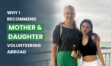 Mother Daughter volunteering with IVHQ.